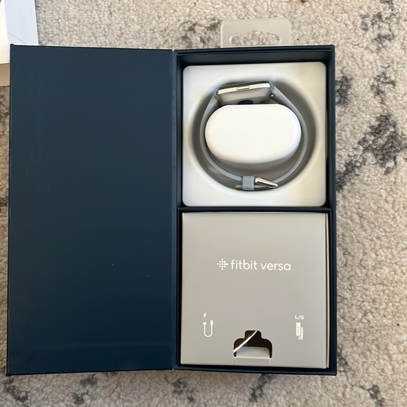 Fitbit Versa - Picture 2 of 7